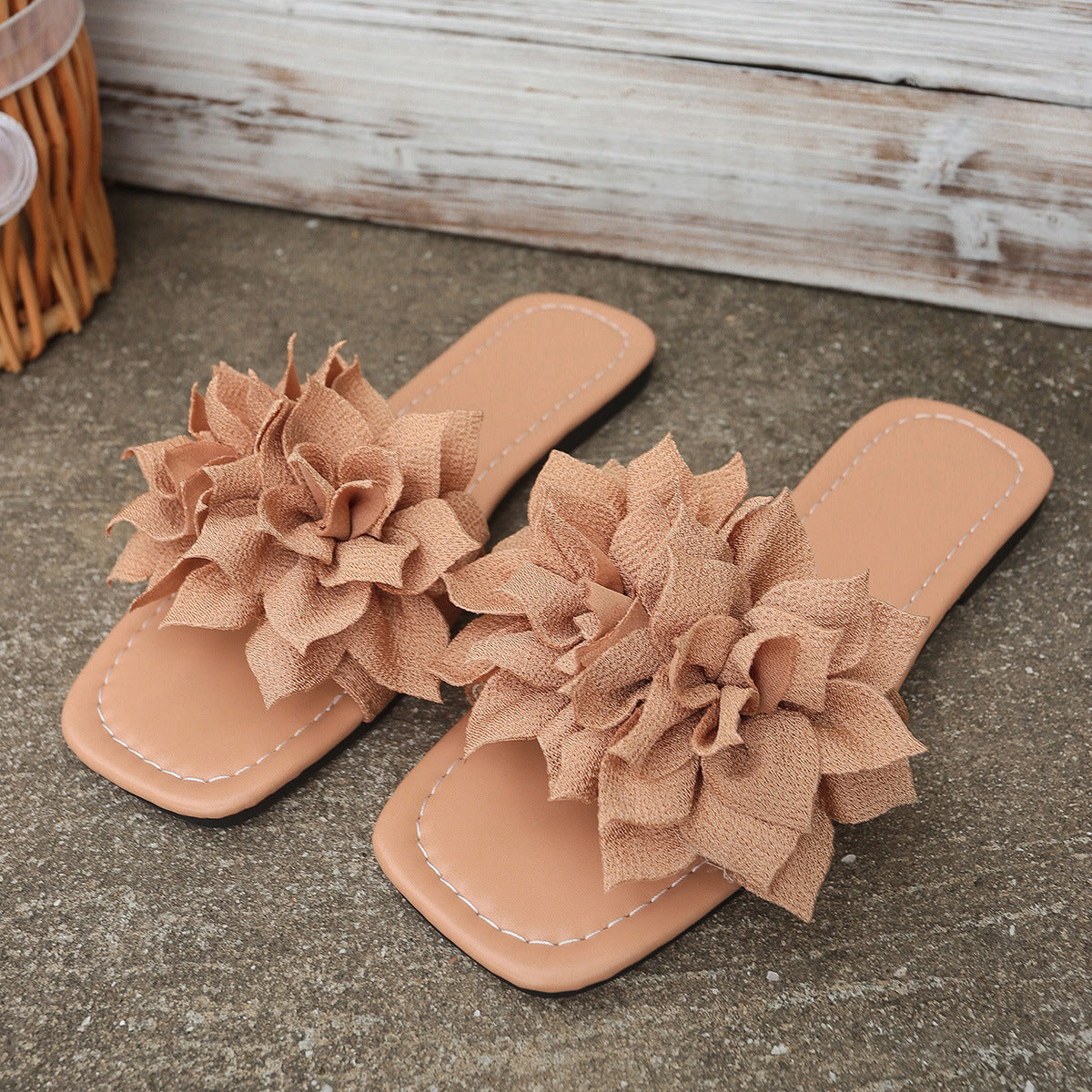 Fashionable Flat Flip-flops Versatile